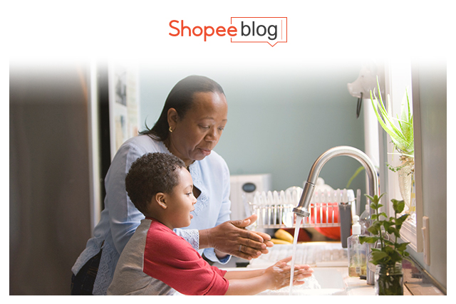 mom teaching her kid proper handwashing