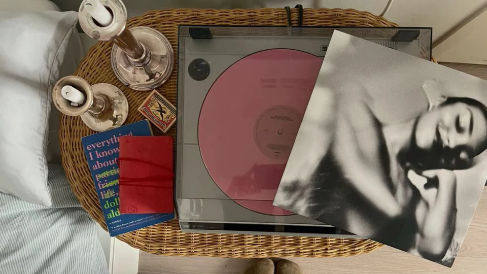 listening to vinyl records as an analog hobby for analog trend 2026