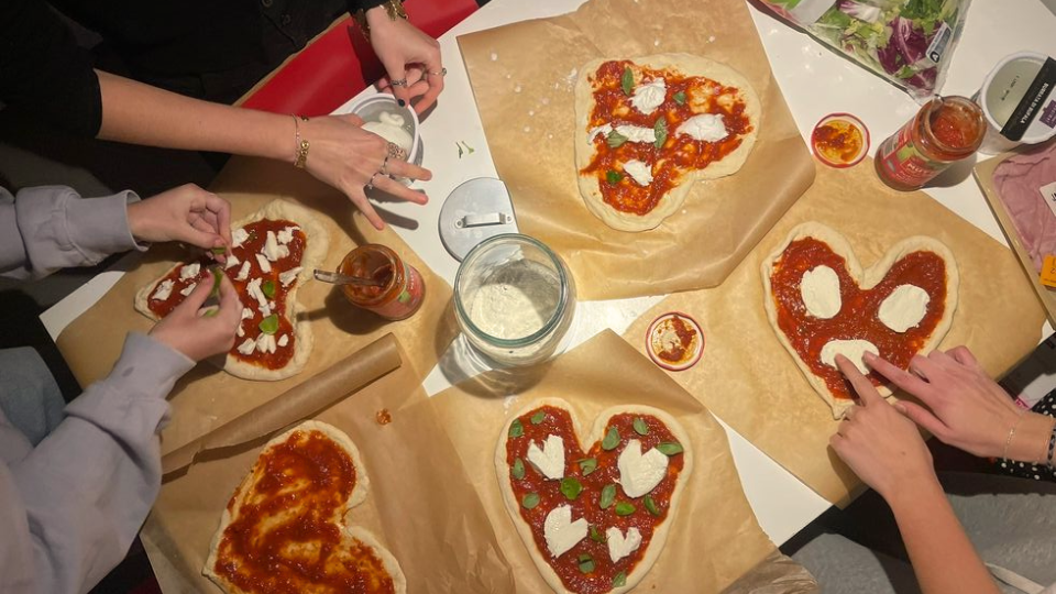 build your own pizza for party at home